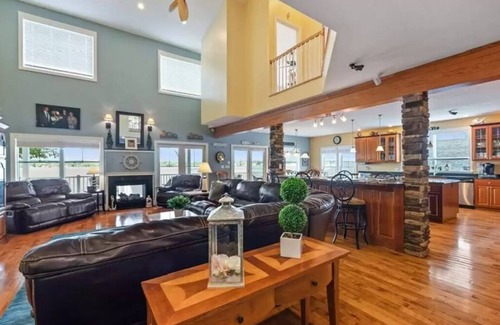 Conneaut Lakeshore Maison | Lake Front with 3 floors ~ Private Dock with 2 slips ~ Sleeps 16