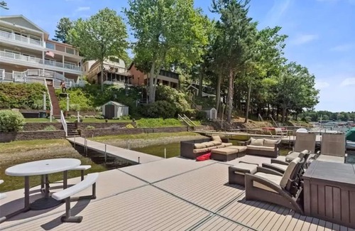 Conneaut Lakeshore Maison | Lake Front with 3 floors ~ Private Dock with 2 slips ~ Sleeps 16