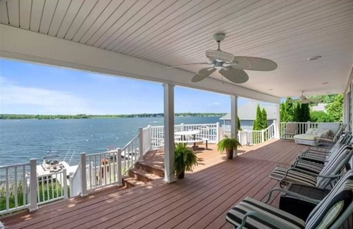 Conneaut Lakeshore Maison | Lake Front with 3 floors ~ Private Dock with 2 slips ~ Sleeps 16