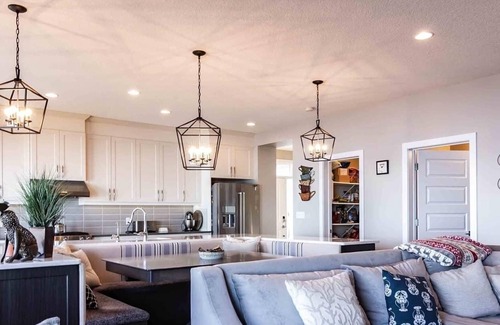Central Alberta Maison | Lake Front with gorgeous views, close to home!