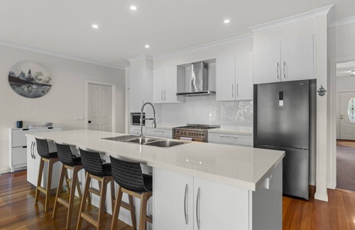 Lake Wendouree Maison | Lake Gardens Retreat:Walk to Lake, Space to Unwind