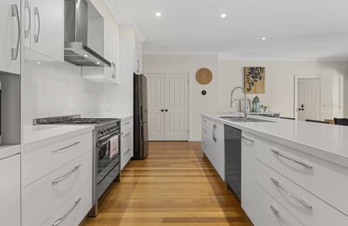 Lake Wendouree Maison | Lake Gardens Retreat:Walk to Lake, Space to Unwind