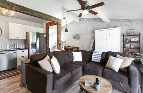 Lake Geneva Copropriété | Cozy LG Retreat! King Bed! Fireplace! WiFi!