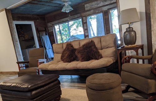 Murchison Maison | Lake Getaway in Murchison