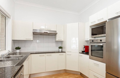 Mannering Park Maison | Lake Getaway - Modern 3 bedroom home positioned on the Lake