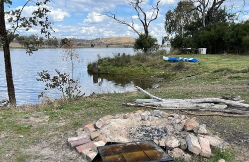 Glenlyon Cabine | Lake Glenlyon Waters Edge - A bus called Kermit
