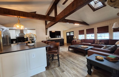 Waterloo Maison | Lake Greenwood Lodge-Main House and Guest House- Boats and Pups Welcome
