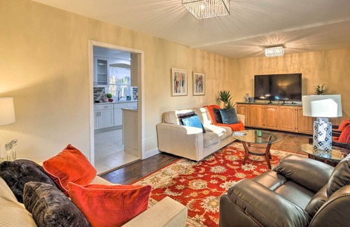 Lake Grove Maison | Lake Grove Getaway ~ 7 Mi to the Beach!