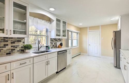 Lake Grove Maison | Lake Grove Getaway ~ 7 Mi to the Beach!