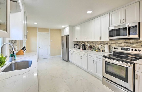 Lake Grove Maison | Lake Grove Getaway ~ 7 Mi to the Beach!