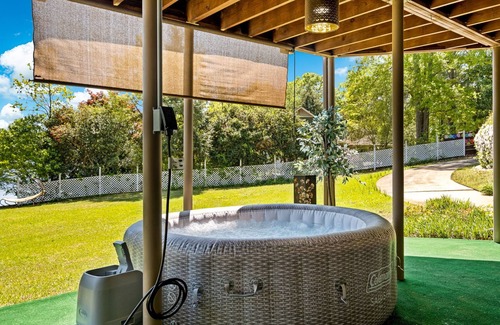 Conyers Maison | Lake Haven-Entire guesthouse with Hot Tub, Paddleboat, and Fishing!