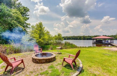 Wood County Maison | Lake Holbrook Waterfront Vacation Rental with Dock!