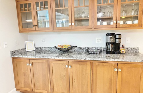 Waterboro Maison | LAKE HOME! HOT TUB, GYM, FREEgolf cart, 2 kitchens