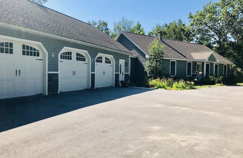 Waterboro Maison | LAKE HOME! HOT TUB, GYM, FREEgolf cart, 2 kitchens