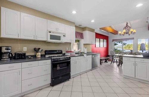 The Bays Maison | Lake Home with Private Beach and Hot Tub