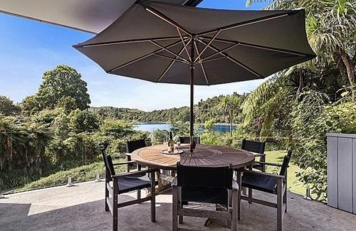 Okere Falls Maison | Lake House and Studio - Lake Rotoiti Holiday Home