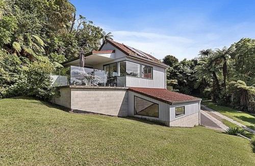 Okere Falls Maison | Lake House and Studio - Lake Rotoiti Holiday Home