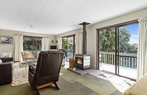 Okere Falls Maison | Lake House and Studio - Lake Rotoiti Holiday Home