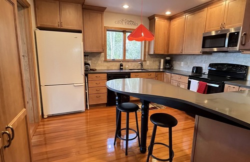 Deerfield Maison | Lake House & Beach, Waterfront with Dock, Spacious Yard, Pets Welcome