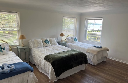 Cedar Lake Maison | LAKE HOUSE - bring your BOAT and WATER CRAFTS!