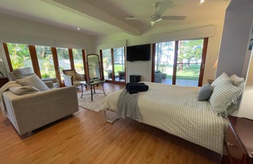Brightwaters Maison | Lake House Escape - Lake Front Couples Retreat!