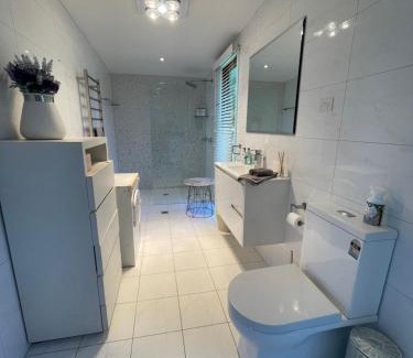 Brightwaters Maison | Lake House Escape - Lake Front Couples Retreat!