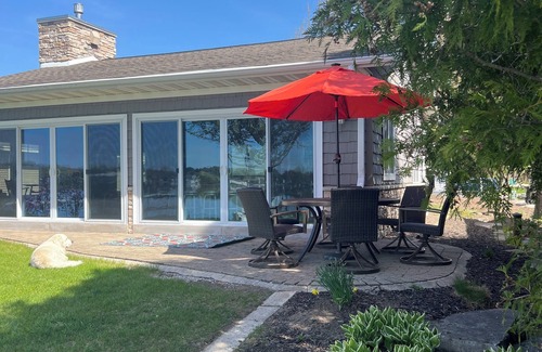Hartford Maison | Lake House minutes to Erin Hills Golf Course and convenient to NFL Draft