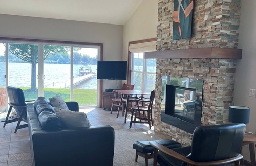 Hartford Maison | Lake House minutes to Erin Hills Golf Course and convenient to NFL Draft
