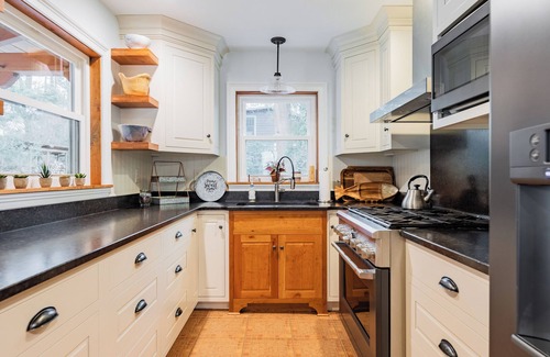 Pine Grove Maison | Lake House On Sweet Arrow Lake