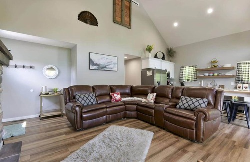 Lampe Maison | Lake House Retreat - Private Hot Tub!