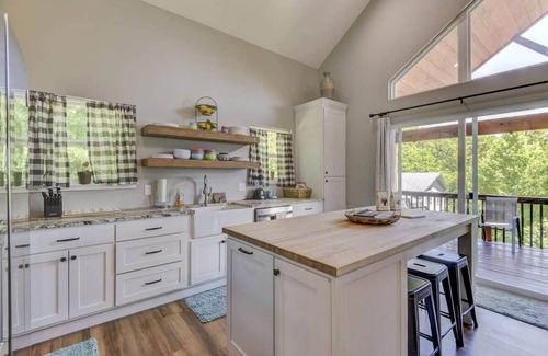 Lampe Maison | Lake House Retreat - Private Hot Tub!