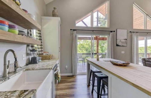 Lampe Maison | Lake House Retreat - Private Hot Tub!