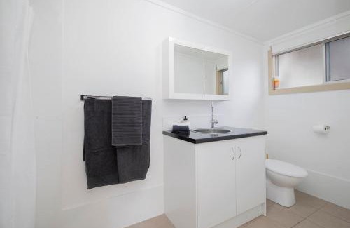 Tuggerawong Maison | Lake House Studio - A Peaceful Waterfront Hideaway