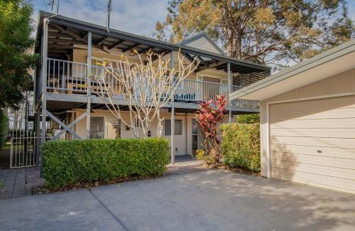 Tuggerawong Maison | Lake House Studio - A Peaceful Waterfront Hideaway