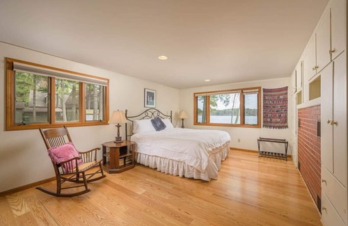 Waupaca Maison | Lake House Vacation Sleeps 12, Private Dock