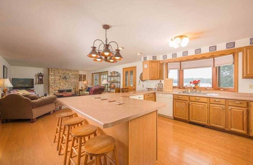 Waupaca Maison | -Lake House Vacation Sleeps 12, Private Dock