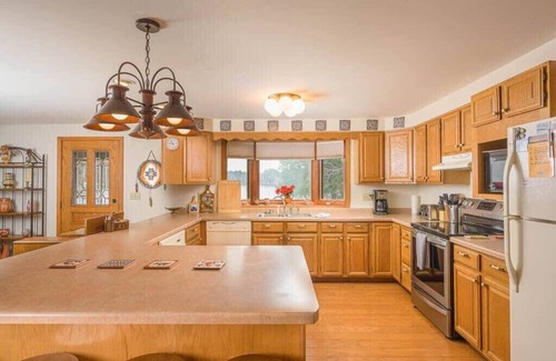 Waupaca Maison | -Lake House Vacation Sleeps 12, Private Dock