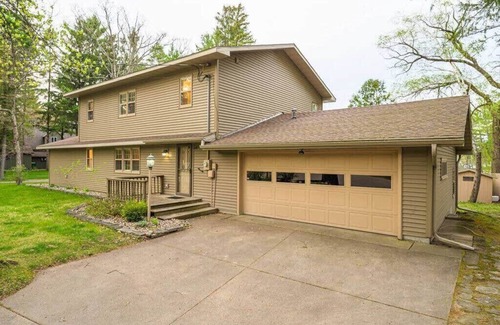 Waupaca Maison | -Lake House Vacation Sleeps 12, Private Dock