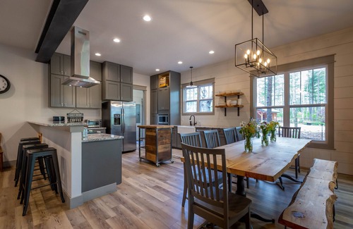 Nebo Maison | Lake James Country-style House - Deep Cove, Pool, Screen Porch, Kayaks & SUP!