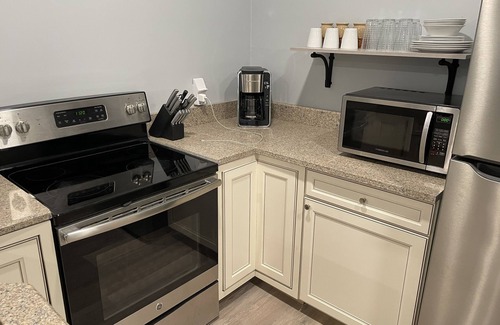 Douglas Maison | Lake Life Bungalow w/ pool & 3 Kayaks in Baymeadows Estates - Great Fishing!