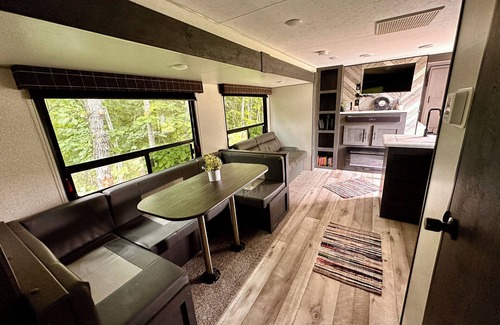 Moe Maison | Lake Life- Easy & Comfortable in this Cozy 2-bedroom RV with WiFi & AC