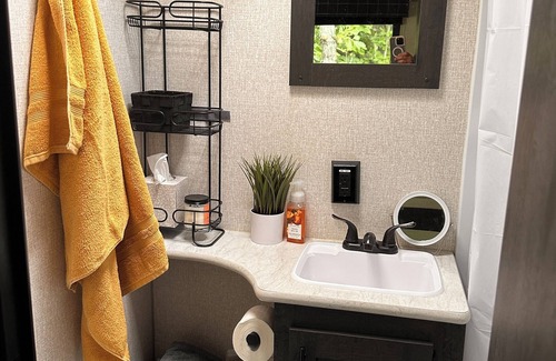 Moe Maison | Lake Life- Easy & Comfortable in this Cozy 2-bedroom RV with WiFi & AC