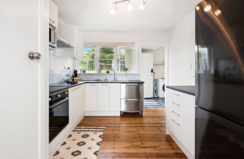 Kawaha Point Maison | Lake, mountain view cottage - Entire house
