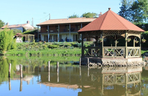Mouilleron-Saint-Germain Appartement | Lake Noble le gite avec un étang, une piscine et un spa.