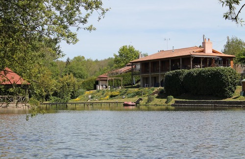 Mouilleron-Saint-Germain Appartement | Lake Noble le gite avec un étang, une piscine et un spa.