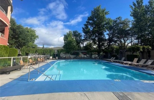 Vernon Copropriété | Lake Okanagan waterfront Condo. Large dock with pool and hot tub Reg #H015247536