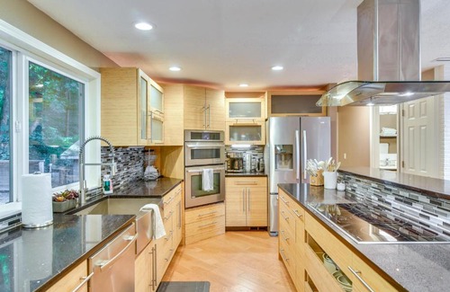 Palisades Maison | Lake Oswego Home with Covered Patio Near Portland!