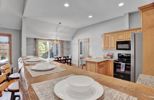 Jim Thorpe Cottage | Lake + Pool Access! Playroom, Game Room, Fire Pit + Finished Basement