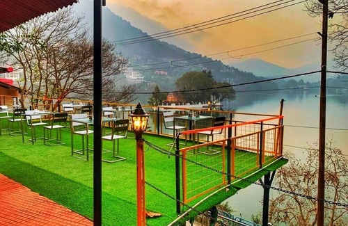 Bhimtal Hôtel | Lake Retreat offers the most stunning lake view and landscapes in the Himalayas.