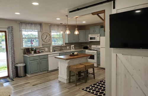 Howe Maison | Lake Retreat With Hot Tub